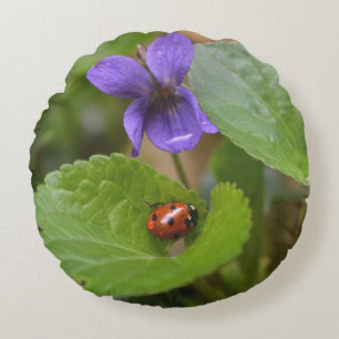 Ladybug på Sweet Violet Flowers Rund Kudde