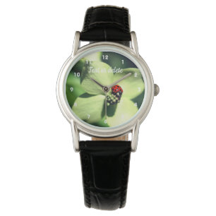 Ladybug på White Dogwood Flower Personlig Armbandsur