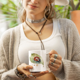 Ladybug sitta på löv i vibrerande vattenfärg kaffemugg