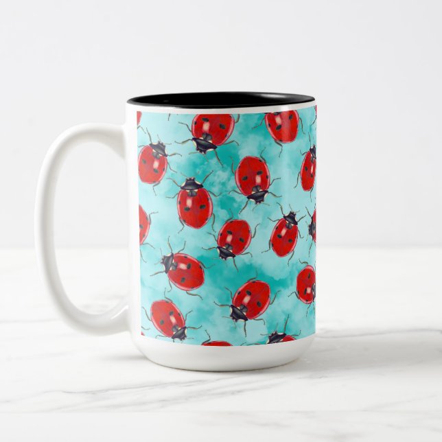 Ladybug-trädgårdsväninna tossade på aqua Två-Tonad mugg (Vänster)