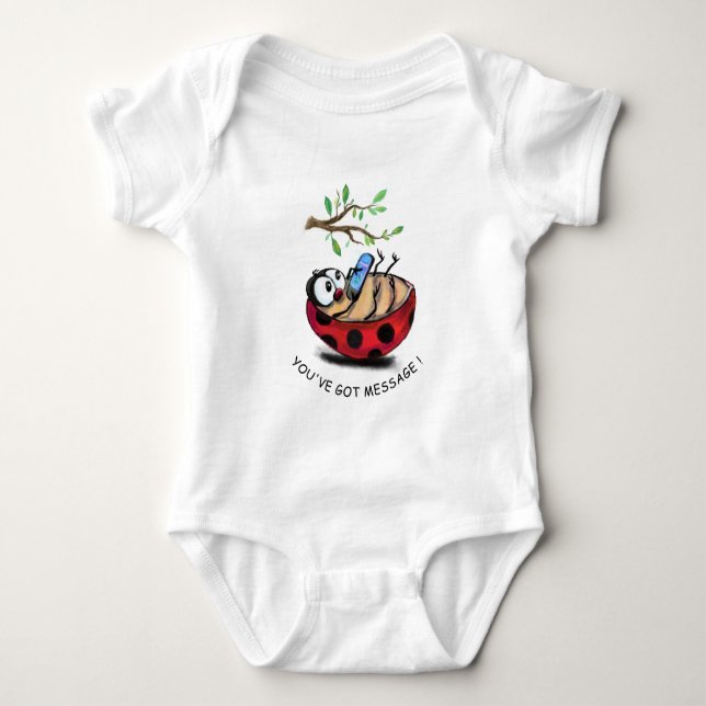 Ladybug Typing Message Funny Baby Bodykostym T Shirt (Framsida)