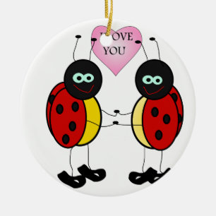 Ladybugs tillsammans som håller händer i kärlek julgransprydnad keramik
