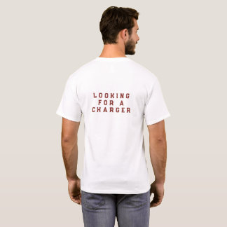 Låg batteri T-shirt – Rolig “Letar efter en laddar