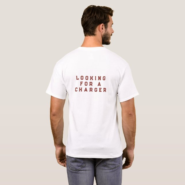 Låg batteri T-shirt – Rolig “Letar efter en laddar (Hel baksida)