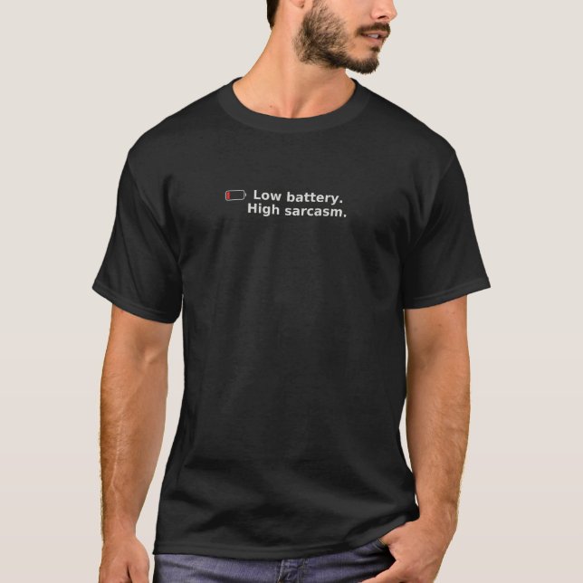 Låg batterinivå, hög sarkasm – Rolig minimalism  T Shirt (Framsida)
