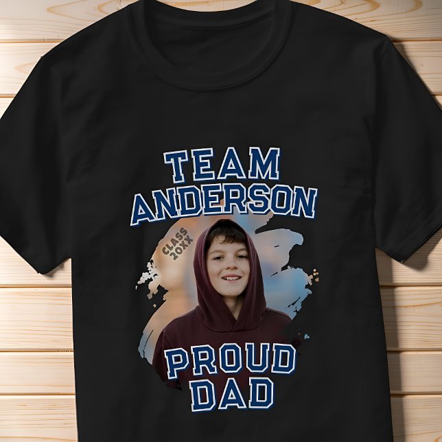 Lag [Efternamn] Stolta Pappa Examens Foto T Shirt (Skapare uppladdad)