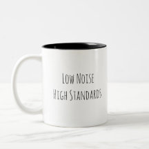 Låg ljudnivå. Höga krav. Minimalistisk motivation