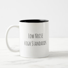 Låg ljudnivå. Höga krav. Minimalistisk motivation Två-Tonad Mugg