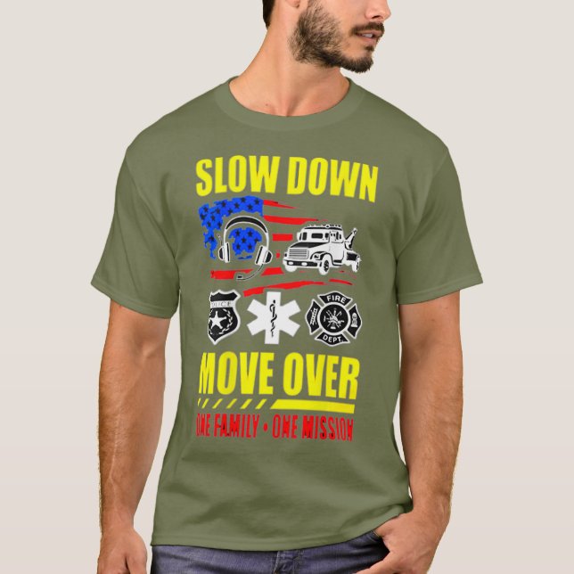LÅG NER FLYTTA ÖVER EN FAMILJ EN UPPDRAG T SHIRT (Framsida)