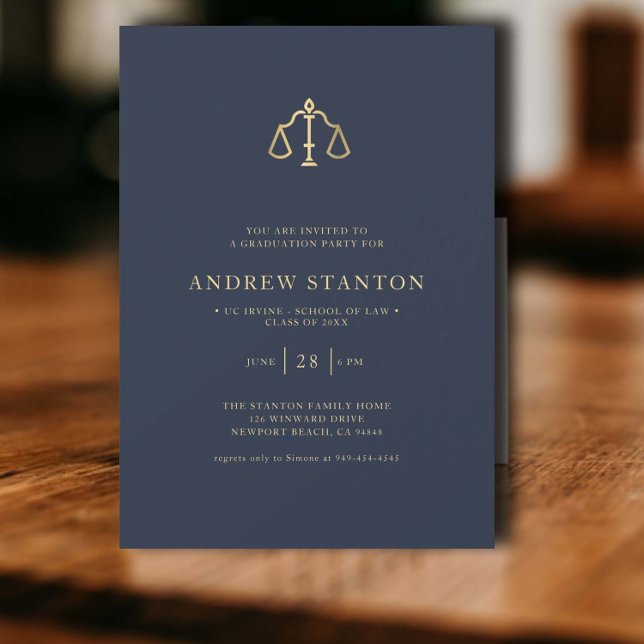 Lag School Studenten skalar den moderna flottan fö Inbjudningar (law school graduation party invitation gold scales of justice navy elegant modern classic)