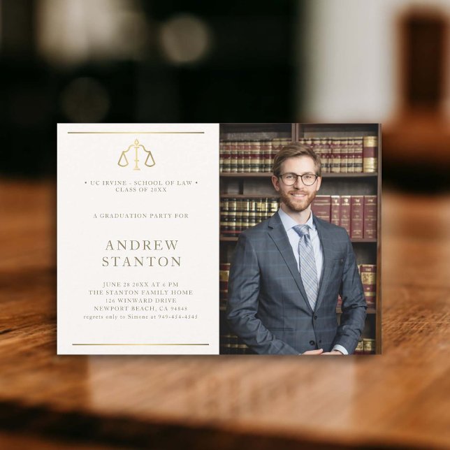 Lag School Studenten skalar fotomodern Elegant Inbjudningar (law school graduation party invitation photo gold scales of justice elegant modern classy)