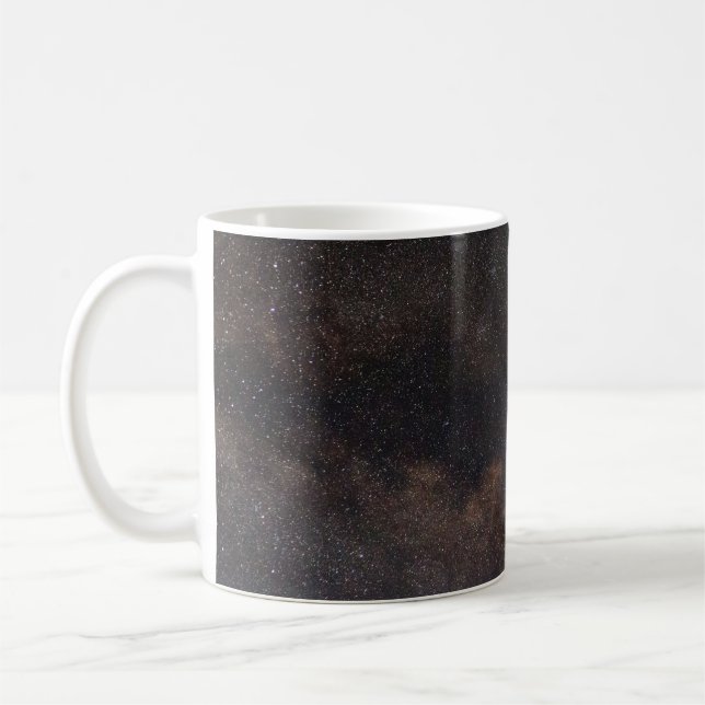 Låg vinkel av mjölkaktig väg kaffemugg (Vänster)