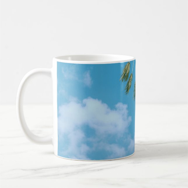 Låg vinkel bild av handflatan träd under blå himme kaffemugg (Vänster)