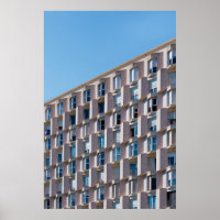 LÅG VINKEL FOTO AV GRÅTT-KONCRET BYGGNAD