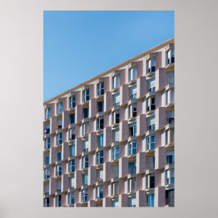 LÅG VINKEL FOTO AV GRÅTT-KONCRET BYGGNAD POSTER