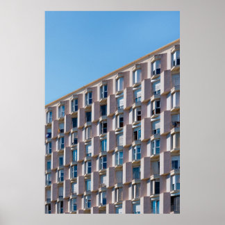 LÅG VINKEL FOTO AV GRÅTT-KONCRET BYGGNAD POSTER