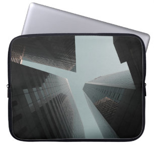LÅG VINKEL FOTOGRAFI AV BYGGNAD VID DAGLIG TID LAPTOP FODRAL