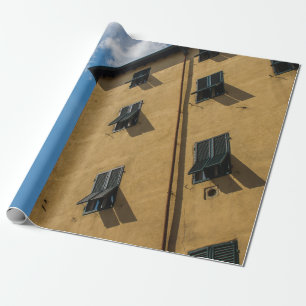 LÅG VINKEL FOTOGRAFI AV FÖNSTER MED BRUDVÄG PRESENTPAPPER