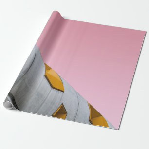 LÅG VINKEL FOTOGRAFI AV GRÅTT-BYGGNAD PRESENTPAPPER