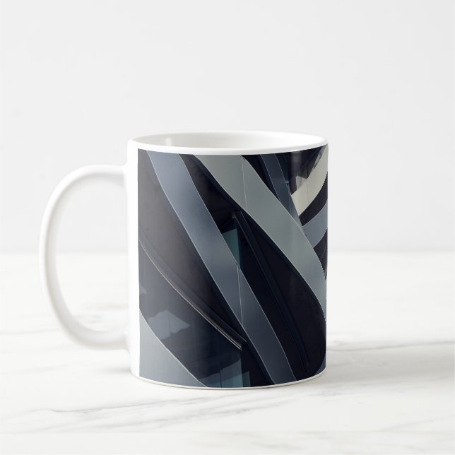 LÅG VINKEL FOTOGRAFI AV GRÅTT SOM BYGGER VID DAGLI KAFFEMUGG (Vänster)