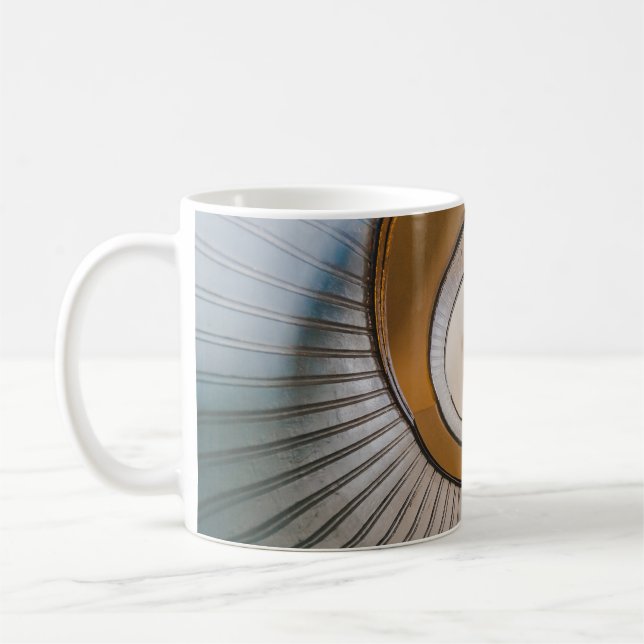 Låg vinkel fotografi av spiral ladder kaffemugg (Vänster)