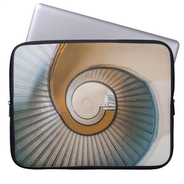 Låg vinkel fotografi av spiral ladder laptop fodral (Framsidan)