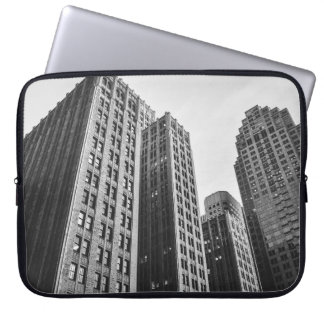 LÅG VINKEL GRAYSCALE-FOTOGRAFI AV HÖG STIGA UPP BY LAPTOP FODRAL