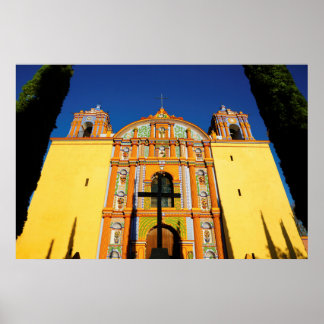 Låg Vinkel syn på Gult Ornate Church Poster