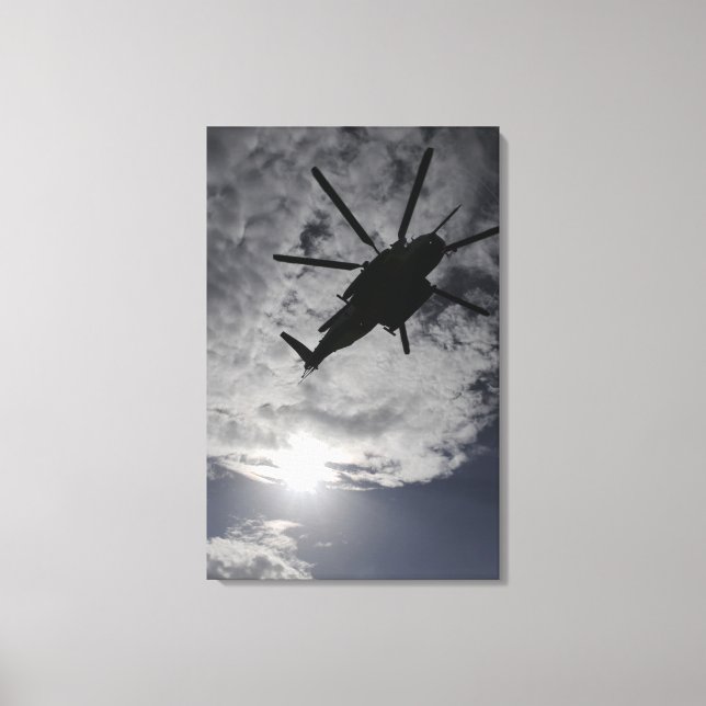 Låg vinkel vy av CH-53E Canvastryck (Framsida)