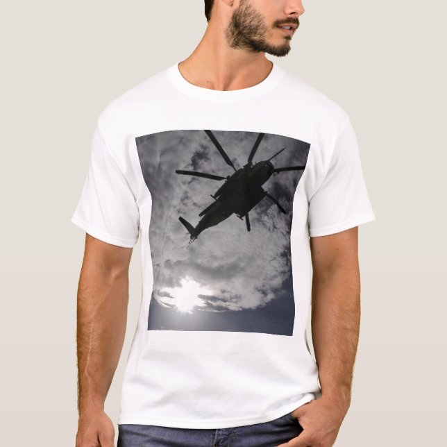Låg vinkel vy av CH-53E T-shirt (Framsida)