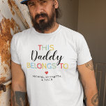 Laga pappa-Tillhören till T Shirt<br><div class="desc">Låt honom visa sitt pride för sin familj med den vackra,  vänliga T-shirt-tröjan i Fars dag! Med en ljus och glad design står det "Den här pappa Tillhör till" med namnen av sina älskade barn och ett sött rött hjärta. En gåva han aldrig glömmer!</div>