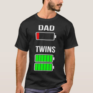 Lågbatteriladdade Twillingar med Pappa Fullt Ladda T Shirt