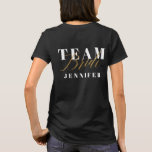 LAGBRUD TEE<br><div class="desc">Moderna t-skjortor för den mer classier hönan. Guld verkställer med utrymme för brudarna namn, brudtärnanamn och en datera, om behövt. Del av en samling.</div>