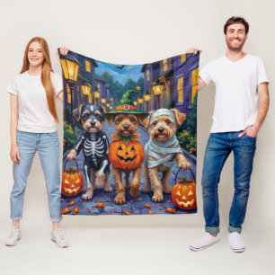 Lågchenhundar som går runt på halloweenfirande fleecefilt