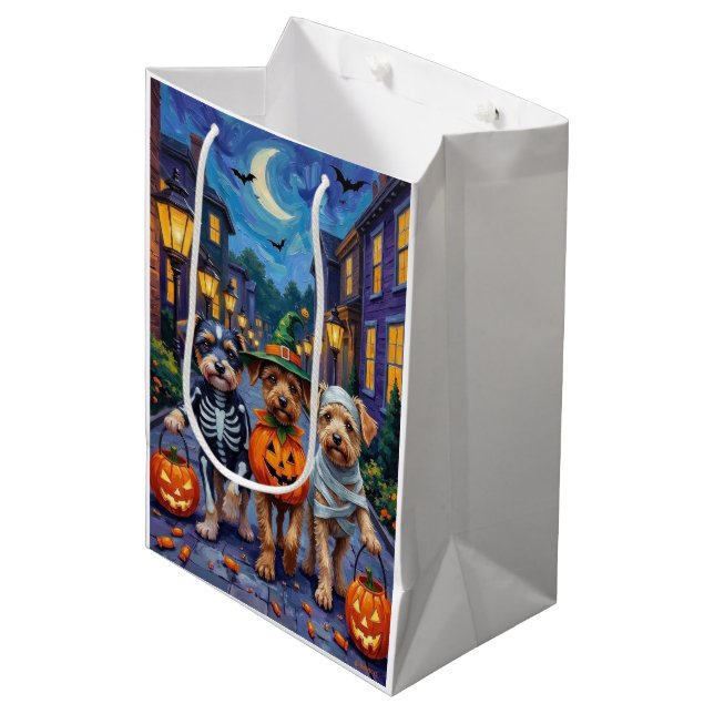 Lågchenhundar som går runt på halloweenfirande med (Framsidan Vinklad)