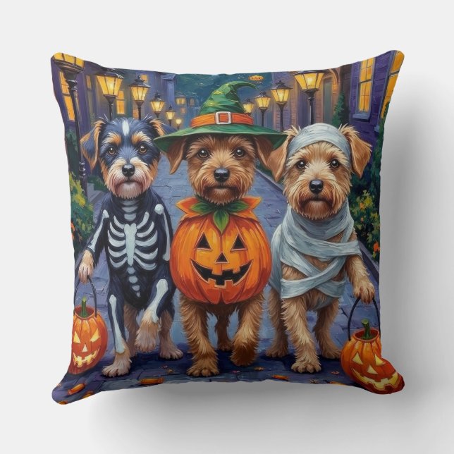 Lågchenhundar som går runt på halloweenfirande med kudde (Baksida)