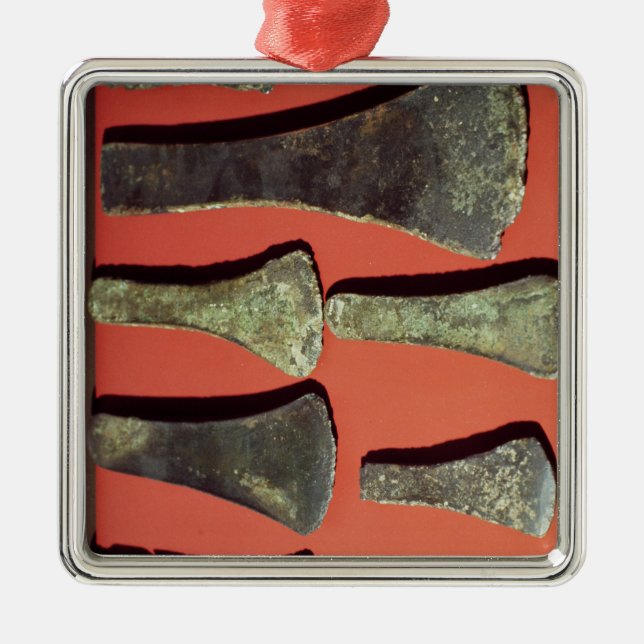 Lägenhetyxor som är förhistoriska julgransprydnad metall (Framsidan)