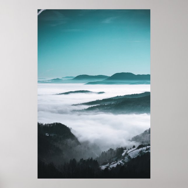 Lager av kullar, dimma och träd poster (Framsidan)