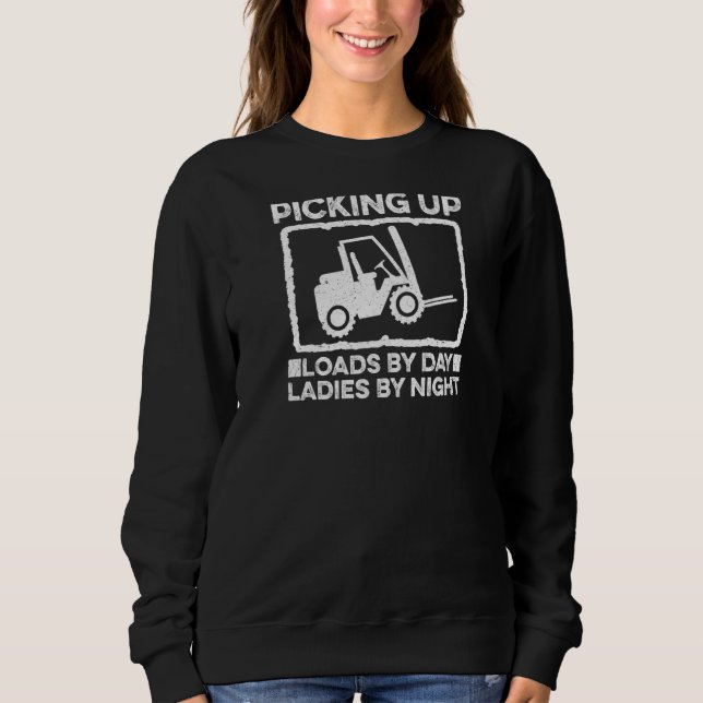 Lagertruckförare Plockar Upp Gaffel Stacker Operat T Shirt (Framsida)