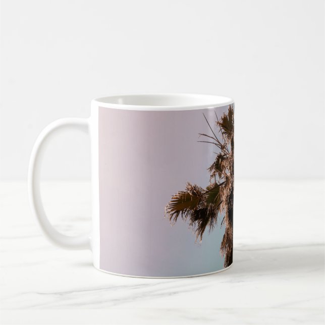 Lågfotografi av växten i handflatan kaffemugg (Vänster)
