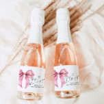 Lägg av när hon slår på Rosa Bow Baby Shower<br><div class="desc">Pop det när hon gör matchningsartiklar för Rosa Bow Baby Shower Sparkling Vin tillgängliga.</div>