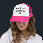 Lägg den på min Make Tab Funny Anpassningsbar Keps<br><div class="desc">"Lägg det på min Make Tab" - en relativ fras för många fruar! Den här truckerkepsen innehåller en humoristisk och ärlig fras som är perfekt för en fru som vill poka roligt på hennes makens kostvanor. Med alternativet att anpassa texten kan du lägga till ditt make namn eller ett lekfullt...</div>