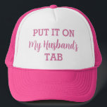 Lägg den på min Make Tab Funny Anpassningsbar Keps<br><div class="desc">"Lägg det på min Make Tab" - en relativ fras för många fruar! Den här truckerkepsen innehåller en humoristisk och ärlig fras som är perfekt för en fru som vill poka roligt på hennes makens kostvanor. Med alternativet att anpassa texten kan du lägga till ditt make namn eller ett lekfullt...</div>