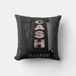 Lägg ditt huvud på en Cash-klassiker. Kudde