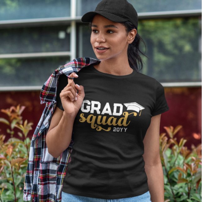 Lägg till år för vit radbrytningsruta för gult t shirt (Skapare uppladdad)