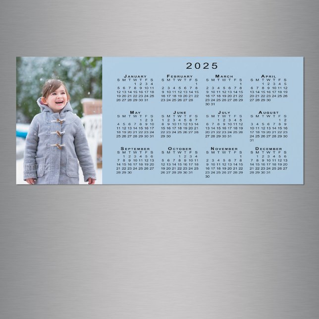 Lägg till din foto 2025-kalender på ljusblå magnet (Add Your Photo 2025 Calendar on Light Blue Magnet in situ)