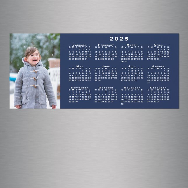 Lägg till din foto 2025-kalender på marint blått m (Add Your Photo 2025 Calendar on Navy Blue Magnet in situ)