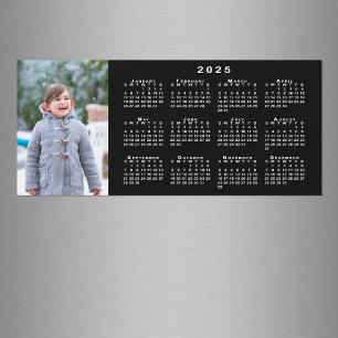 Lägg till din foto 2025-kalender på svart magnet