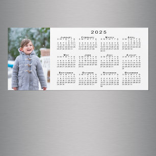 Lägg till din foto 2025-kalender på vitmagnet
