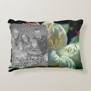 Lägg till ditt foto med vit Azalea Flower Ram Prydnadskudde